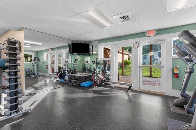 Building Photo - 421 E Hyerdale Dr