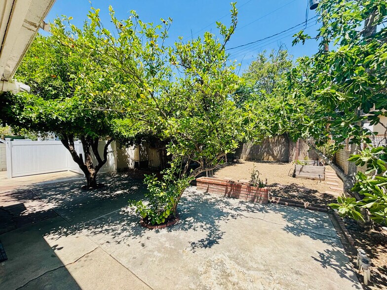 Building Photo - 6534 Balcom Ave