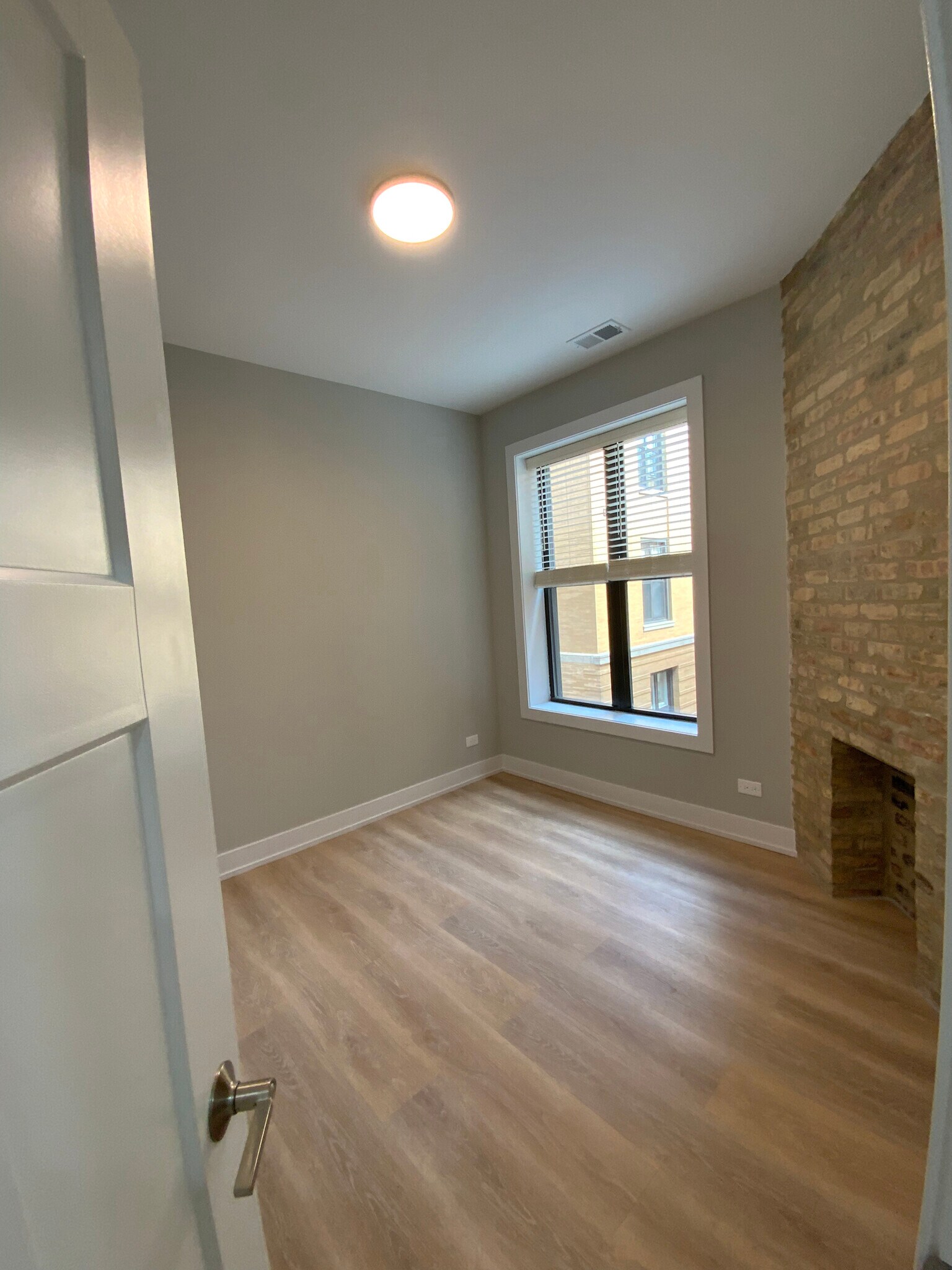 Building Photo - 440 W Belden Ave