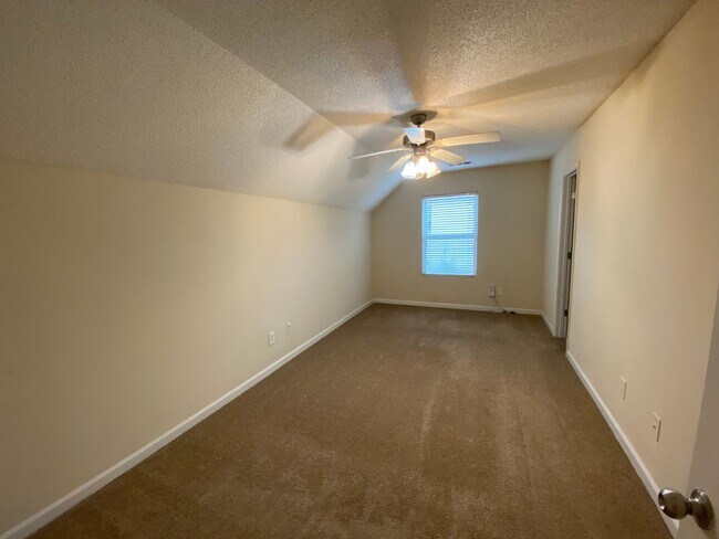 Building Photo - ROOMMATE MATCHING ONLY - AVAILABLE NOW 1/2 Off Deposit!