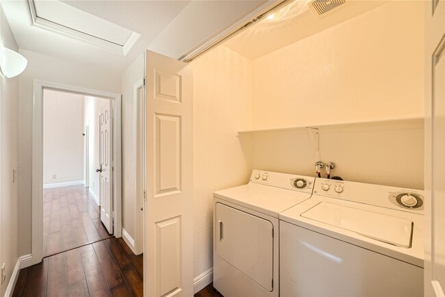 Building Photo - Elegant 2-Bedroom Condo in Gated Community with Pool and Spa