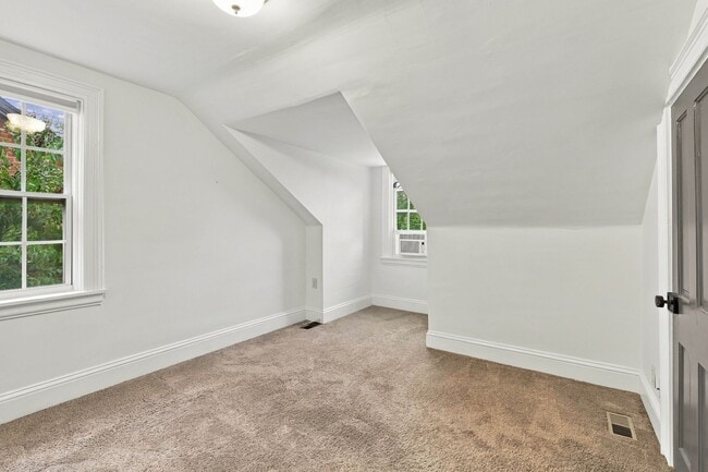 Building Photo - 129 E Clay St