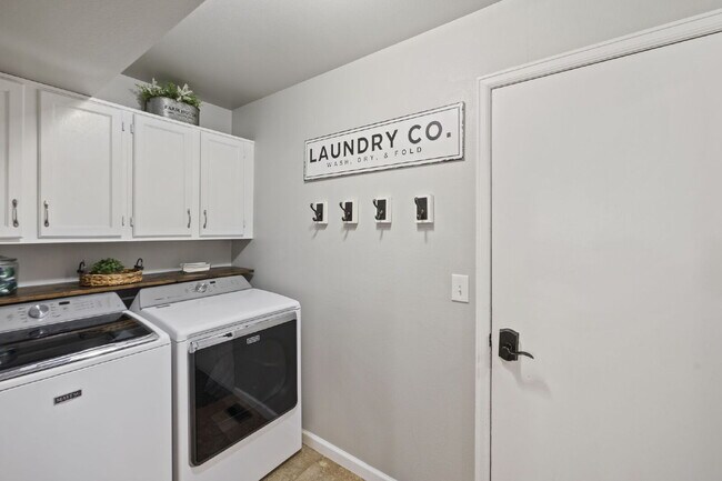 Building Photo - Spacious 6-Bedroom Broadmoor Rental with M...