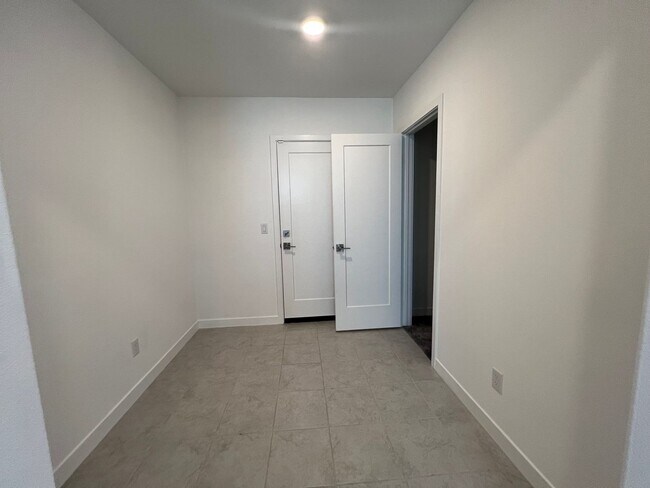 Building Photo - Beautiful furnished 4 bedroom Townhouse!