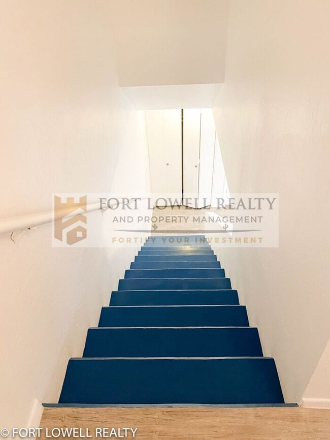 Building Photo - 2 Bed 2.5 Bath Townhome
