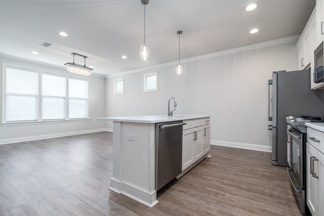 Building Photo - 718 Woods Dr