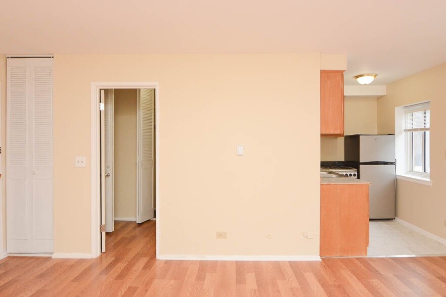Building Photo - 3825 N Pine Grove Ave