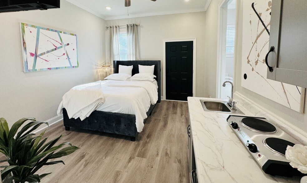 Primary Photo - 2323 Leonidas St