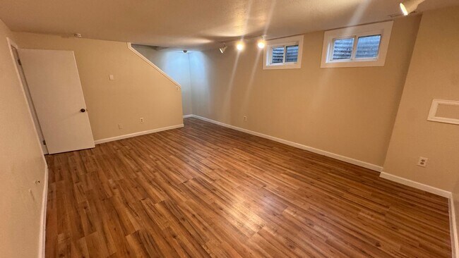 Building Photo - 3 bed 2.5 bath w/ garage, Great location off University and Dry Creek, close to Southglenn Mall a...