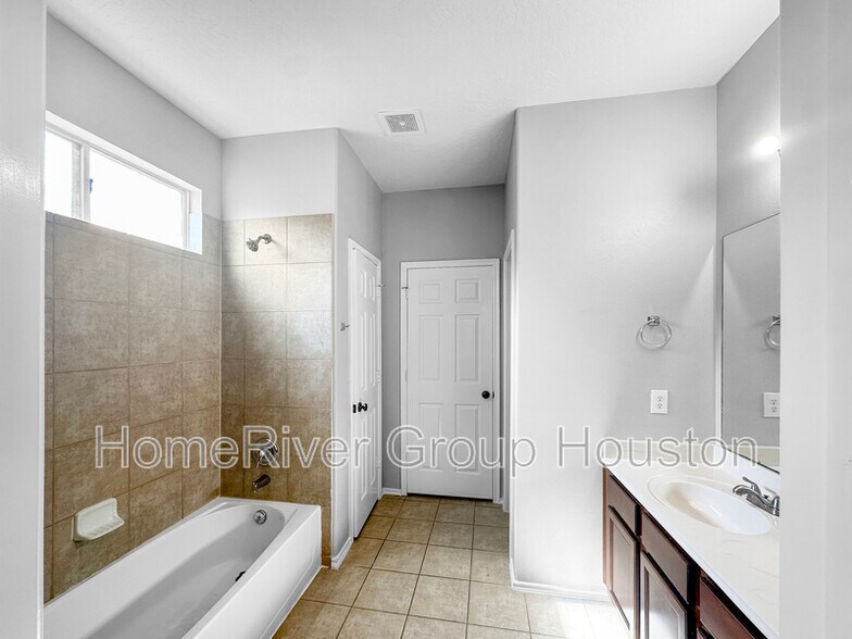 Building Photo - 20146 Jasper Oaks Dr