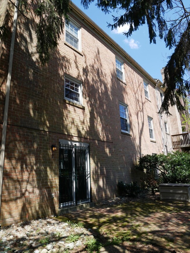 Building Photo - 4 Bedroom 3.5 Bath Corner Unit Townhouse o...