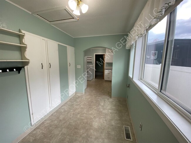 Building Photo - Spacious Two Bedroom Home on the Flats!