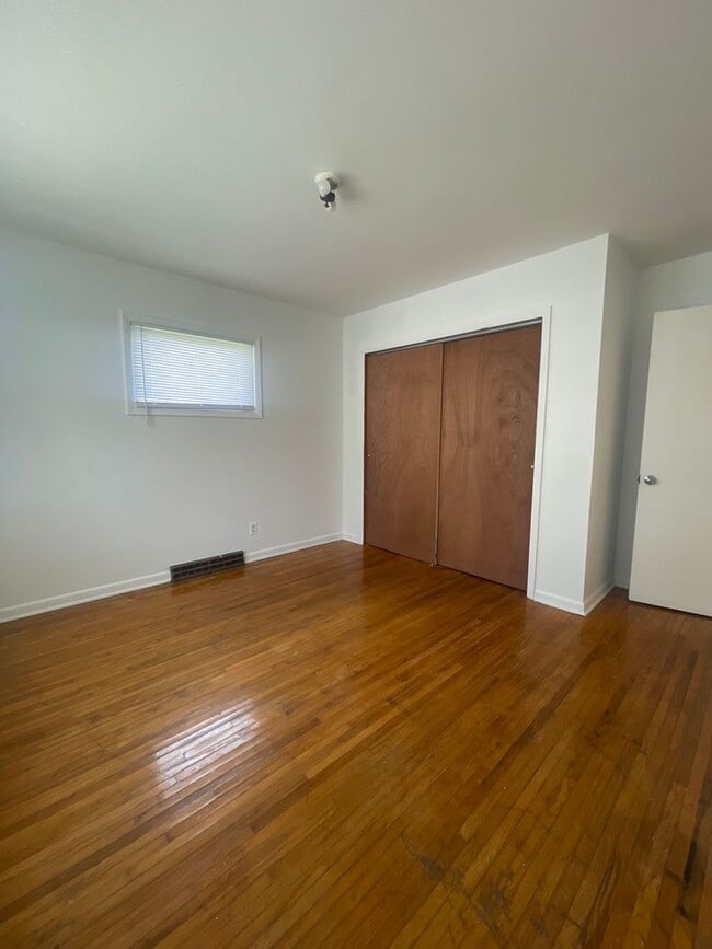 Building Photo - 2 bedroom 1 bath duplex
