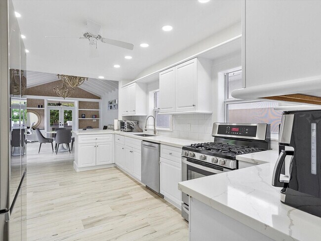 Building Photo - 411 Poinciana Dr