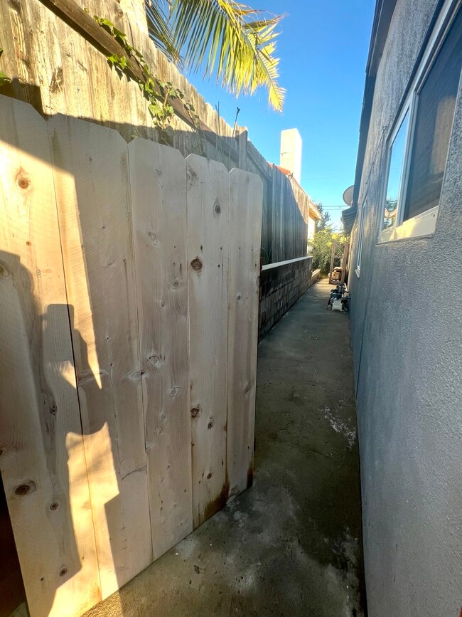 Building Photo - 106 E Avenida Ramona
