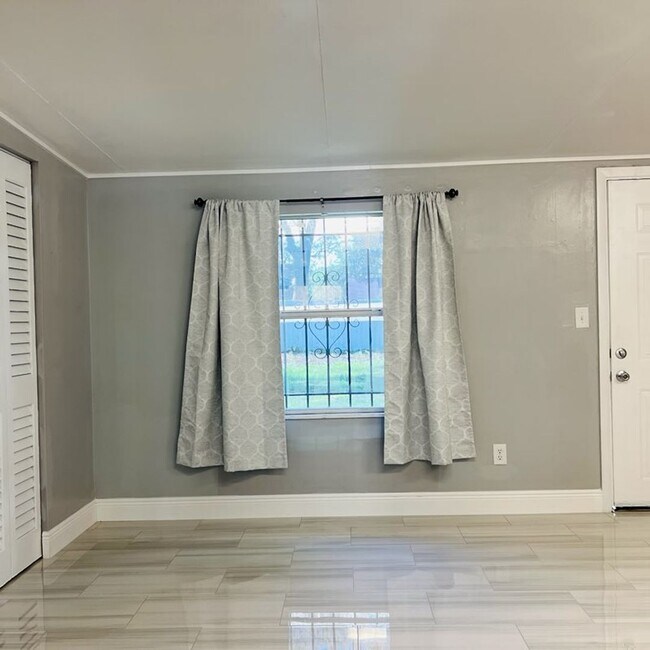 Building Photo - UCF Duplex