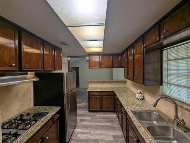 Building Photo - 5203 Heathercrest Dr