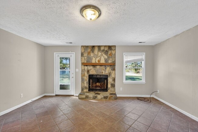 Building Photo - 1040 Rim Rd