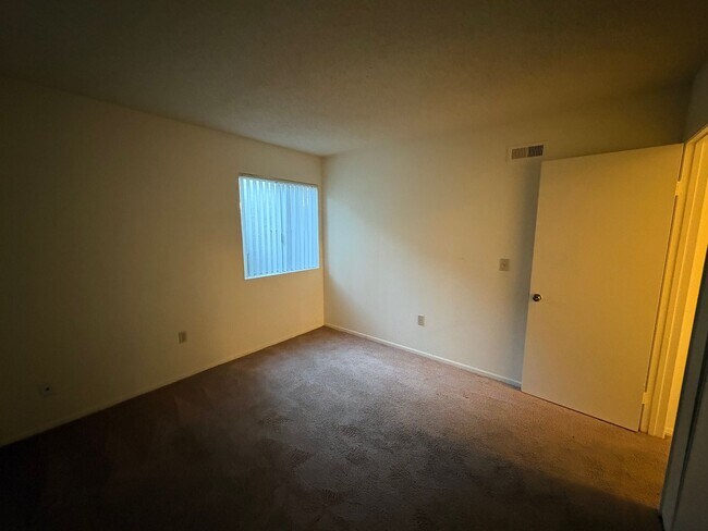 Building Photo - Villa Martinique Town Home!