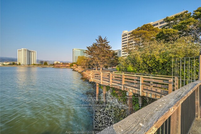 Building Photo - Fantastic Top-Floor Water View Studio!