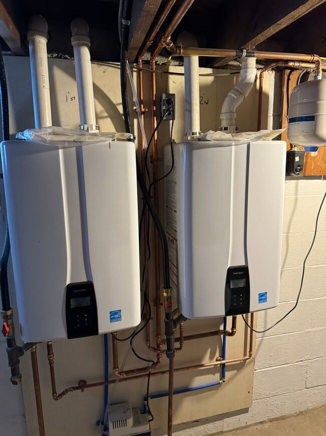 Building Photo - 2nd floor 2 bedroom 1 bath newly remodeled unit