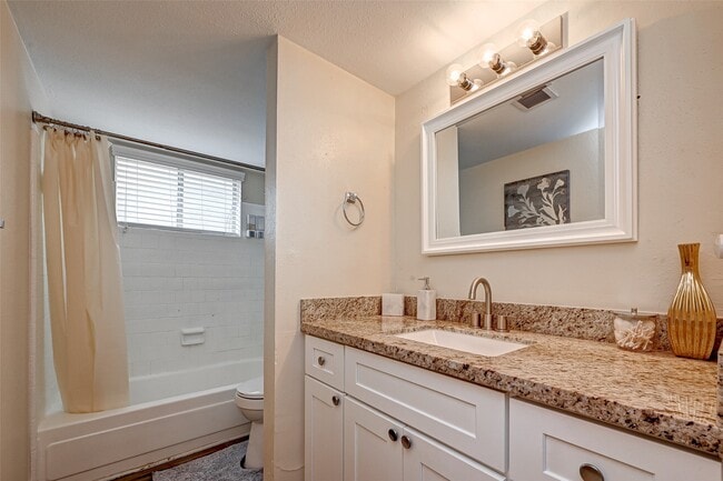 Building Photo - 3903 Hermitage Hollow Ln