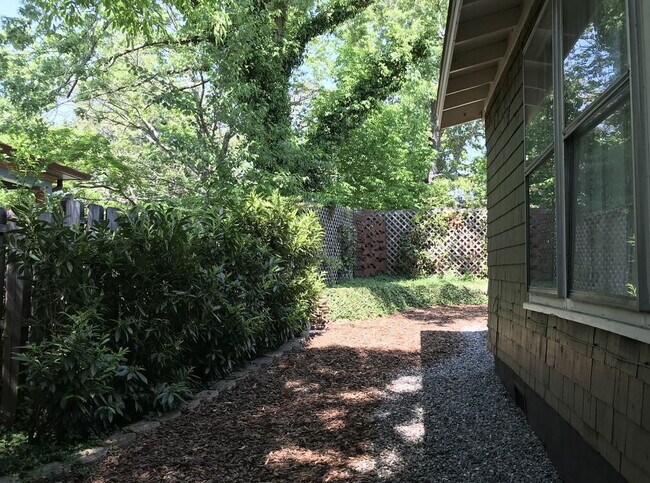 Building Photo - Comfortable and Spacious Rental Opportunity