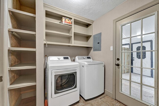 Building Photo - 725 Talmalge Hall Dr