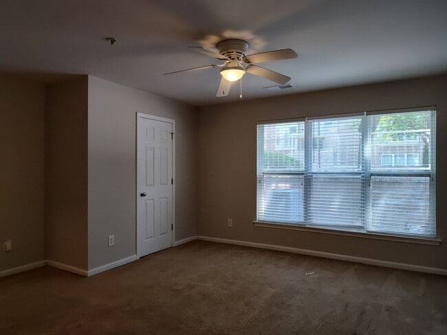 Building Photo - Move in Ready Condo located in The Renaiss...