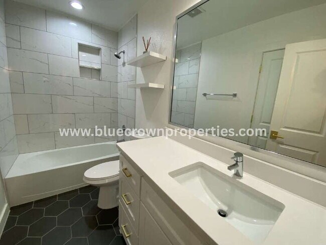 Building Photo - 1223 E Waco Ave