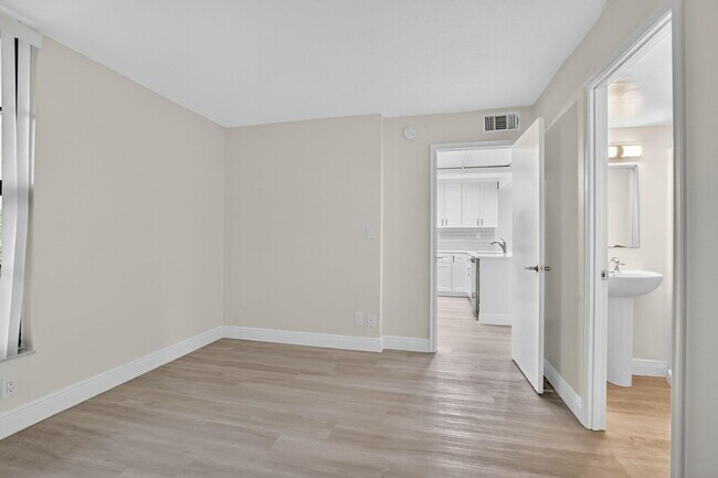 Building Photo - 4 Royal Palm Way