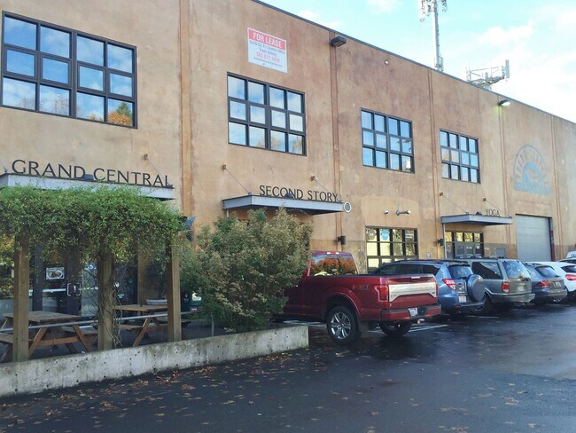 Building Photo - Single family, 3 bedroom, 1.5 bath home ju...