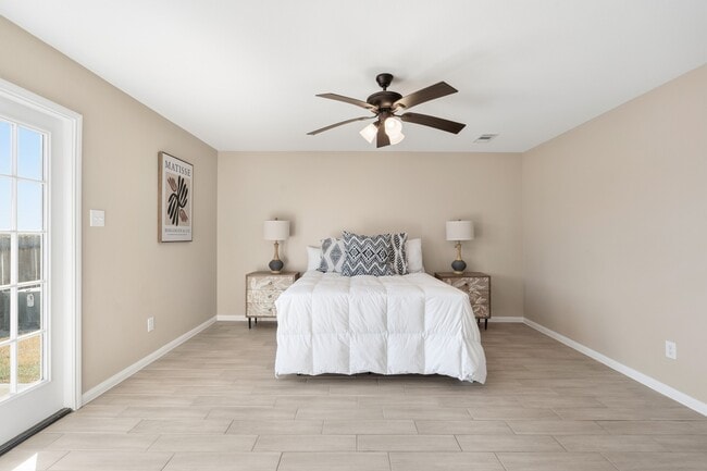 Building Photo - 1001 Strawberry Ridge Dr