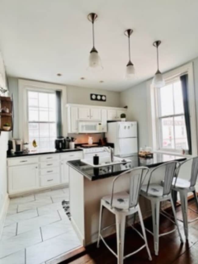 Building Photo - 227 W Broughton St