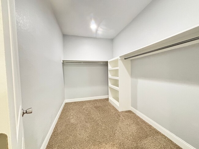 Building Photo - Updated Single Family Home with community ...