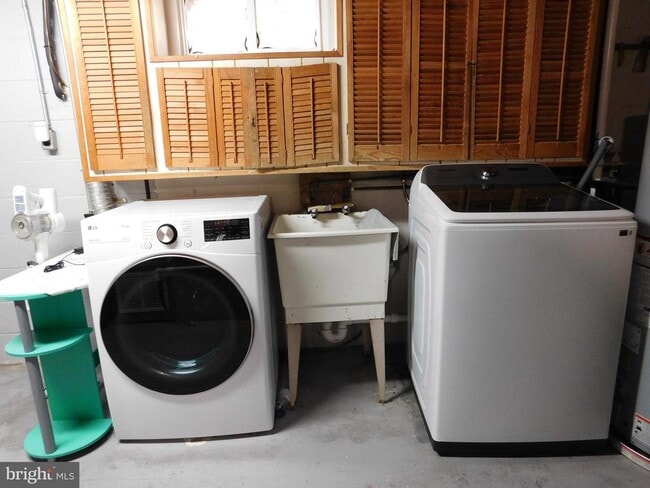 Building Photo - 13000 Kerrman Ct