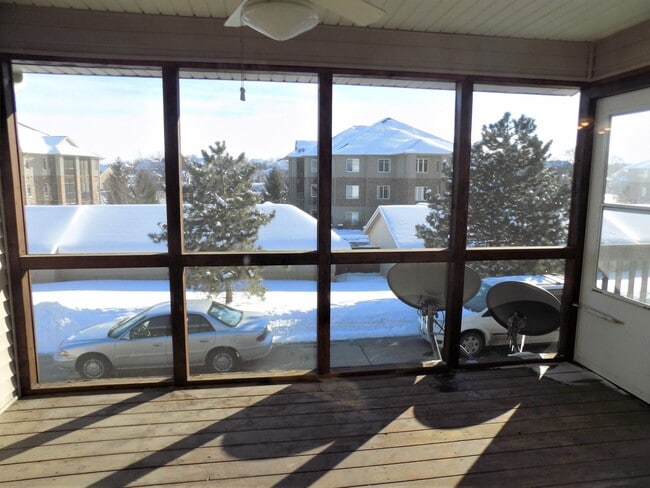 Building Photo - Large 3bedroom/2.5 bath Iowa City Townhouse