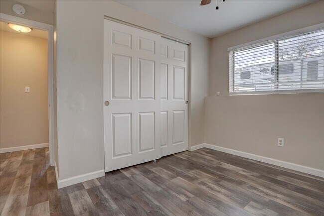 Building Photo - 2 bedroom 1 bathroom- lower unit