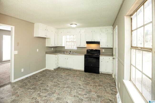 Building Photo - 5140 Hickory Dr NE