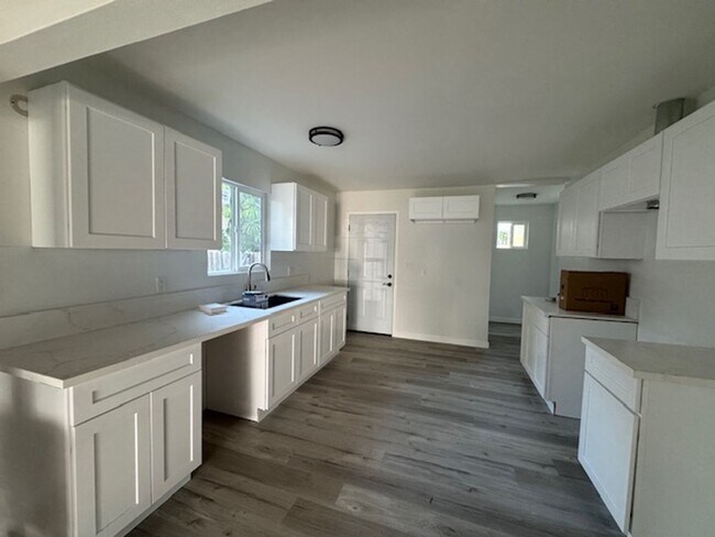 Building Photo - Charming Woodland Hills3+2  Home completely remodeled