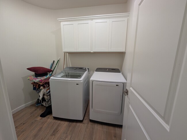 Building Photo - 6141 Hidden Psge Ave