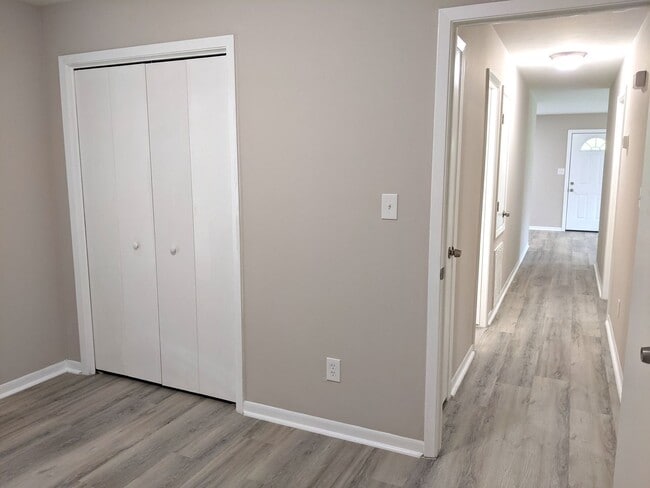 Building Photo - August 2026 Move In! Remodeled 3 Bed, 2 Ba...