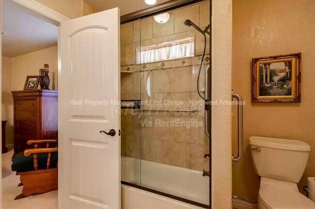 Building Photo - 2705 SW Glenn Ridge Rd