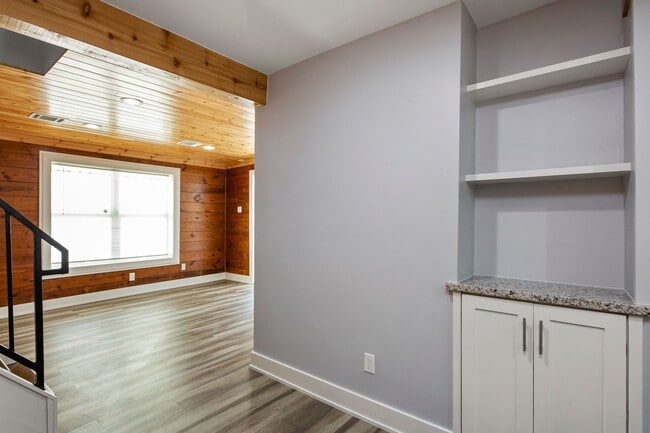 Building Photo - 2005 Portsmouth St