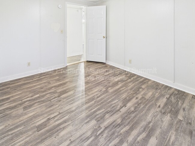 Building Photo - 15 Hayfield Ln