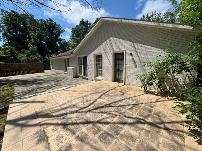 Building Photo - 4814 Fairview Dr