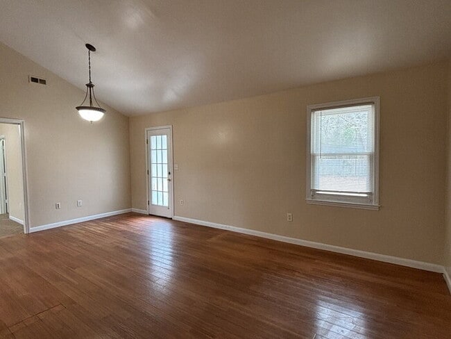 Building Photo - 115 Aylesbury Rd