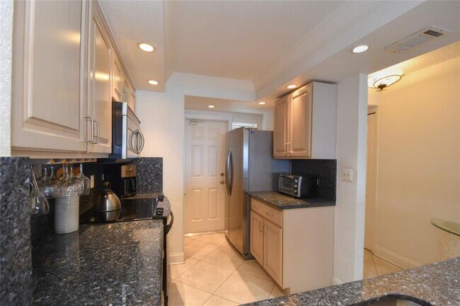 Building Photo - 1021 Hillsboro Mile