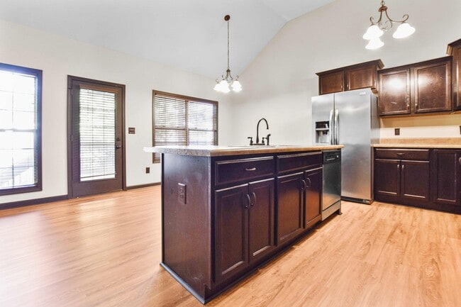 Building Photo - Pet Friendly Four Bedroom!