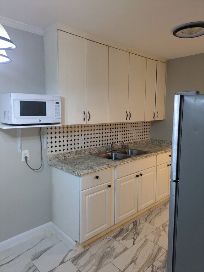 Building Photo - 550 Harding Pl